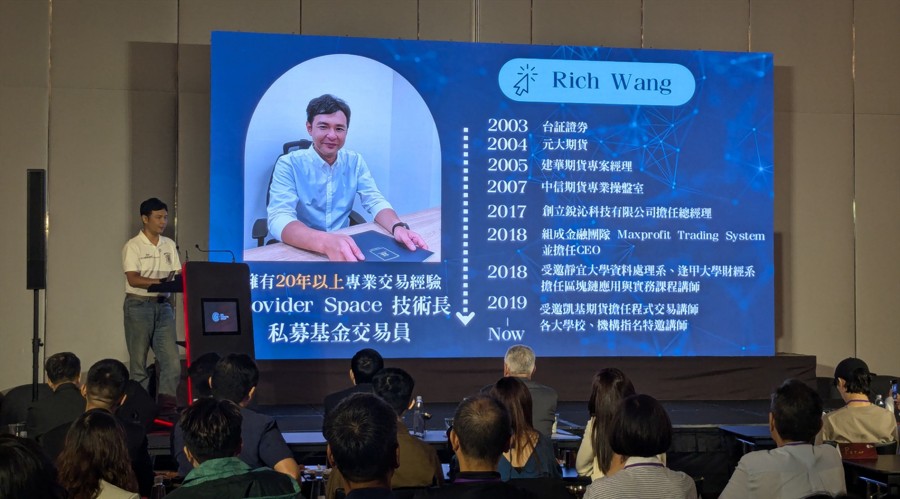 美股前瞻 | 三大股指期货涨跌不一，凌晨3点特朗普会见普京
